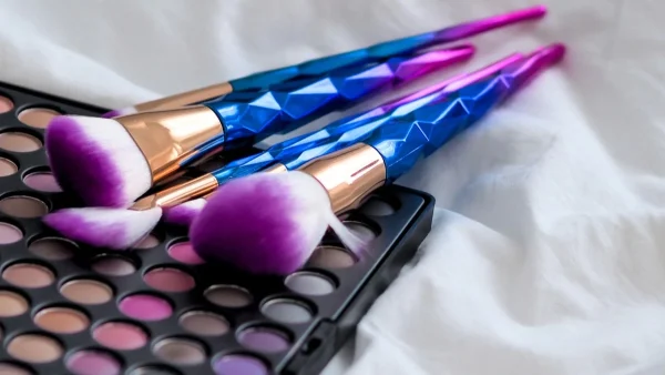 4+1 λόγοι για να καθαρίζεις -και μάλιστα σωστά- τα πινέλα του μακιγιάζ!