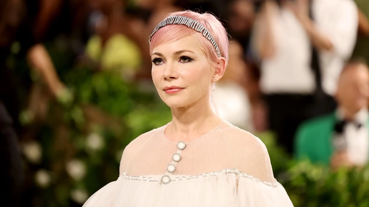 Ροζ μαλλιά: Η απόλυτη τάση του καλοκαιριού που είναι ιδανική & για 40άρες!