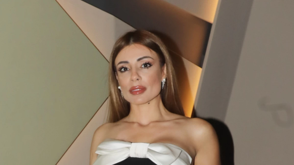 Μίνα Αρναούτη: Με μίνι φόρεμα και φιόγκο στο στήθος - Η σπάνια νυχτερινή έξοδος στα μπουζούκια