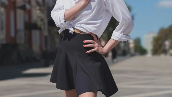 Τα παπούτσια που ταιριάζουν τέλεια με (πολύ) μίνι φούστα - Οι συνδυασμοί που φοράνε οι fashionistas