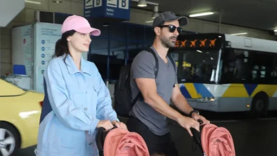 Χριστίνα Μπόμπα & Σάκης Τανιμανίδης: Με φόρμες όλη η οικογένεια στο αεροδρόμιο - Οι τρυφερές στιγμές με τις δίδυμες