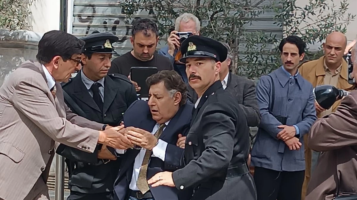 Το Ναυάγιο: Αυτό είναι το τέλος του Βασιλείου! Τον συλλαμβάνουν και πεθαίνει έξω από το δικαστήριο