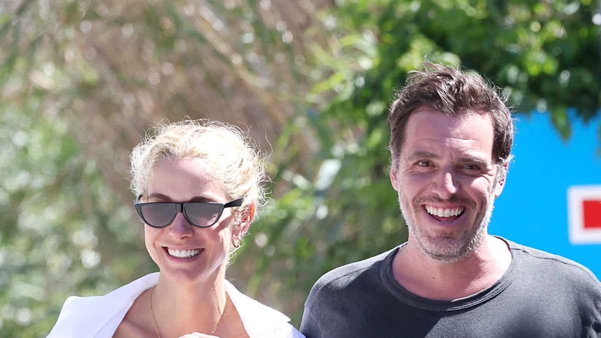 Δούκισσα Νομικού: Περπατούσε με μυκονιάτικο αέρα φορώντας παρεό & λινό πουκάμισο - Τρυφερές βόλτες με τον σύζυγό της