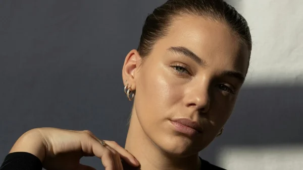 Skin gritting: Tι είναι & γιατί όλοι μιλούν γι' αυτήν τη skincare τάση που έχει κατακλύσει το TikTok;