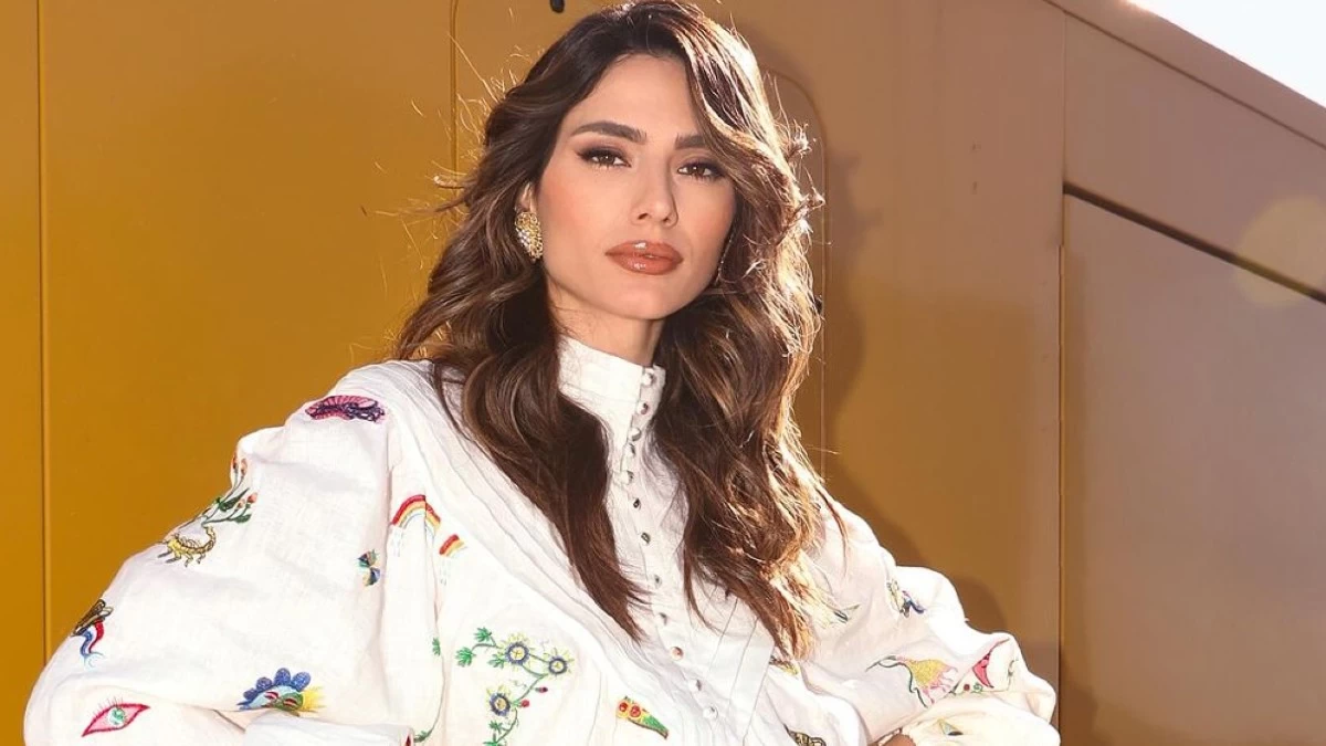 Ηλιάνα Παπαγεωργίου: Φόρεσε το πιο απροσδόκητο office look - Σε κόκκινο χρώμα και με σορτσάκι