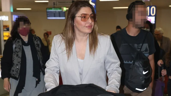 Έλενα Παπαρίζου: Με τρεις τεράστιες βαλίτσες και γκρι κοστούμι - Η επιστροφή στην Ελλάδα μετά τον Β' ημιτελικό στην Eurovision 2024