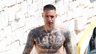 Πάρις Κασιδόκωστας: Στη Βουλιαγμένη με μαγιό γνωστού οίκου - Οι μοναχικές βουτιές στην παραλία χωρίς την Τάμτα