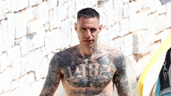 Πάρις Κασιδόκωστας: Στη Βουλιαγμένη με μαγιό γνωστού οίκου - Οι μοναχικές βουτιές στην παραλία χωρίς την Τάμτα