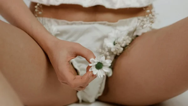 Οι λόγοι πίσω από την αμηχανία για την εμφάνιση του αιδοίου, καθώς και τις κοινωνικές και ψυχολογικές επιπτώσεις της