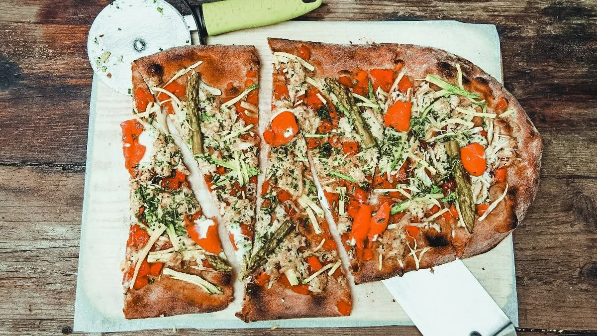 Πίτσα με ζύμη ολικής άλεσης, λαχανικά και τόνο