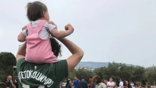 Αγαπημένος Έλληνας ηθοποιός έγινε μπαμπάς για δεύτερη φορά - Γέννησε η σύντροφός του