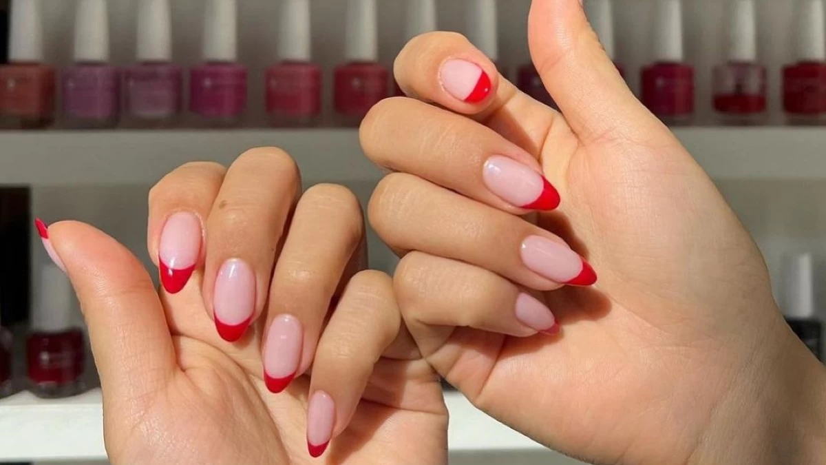 Red french tip nails: H σικάτη τάση στο μανικιούρ που κάνει θραύση φέτος την άνοιξη!