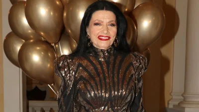 Ζωζώ Σαπουντζάκη: Υπερπαραγωγή στο πάρτι γενεθλίων της - Με χρυσά μπαλόνια, 3 τούρτες, σαξοφωνίστες και φυσικά τον σύντροφό της