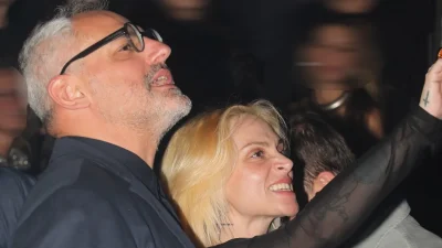 Ελεωνόρα Ζουγανέλη & Νίκος Συρίγος: Σε μεγάλα κέφια στα μπουζούκια - Αγκαλιές, φιλιά και πολύς χορός για το ερωτευμένο ζευγάρι