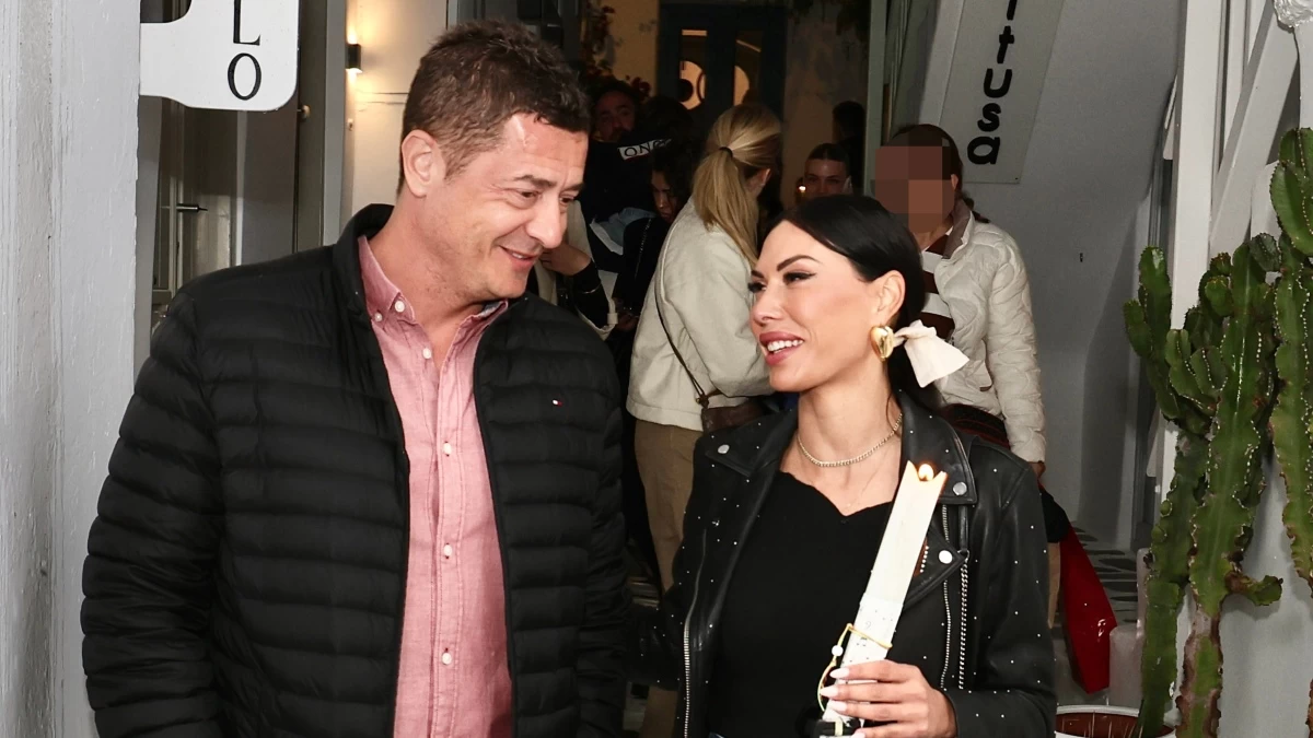 Αντώνης Σρόιτερ: Το "καυτό" φιλί στο στόμα μπροστά στις κόρες τους - Στα στενά της Μυκόνου οικογενειακώς