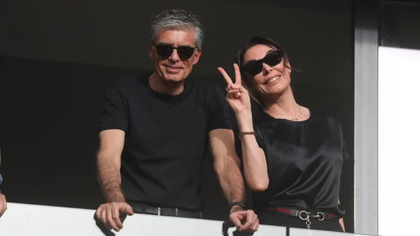 Τατιάνα Στεφανίδου & Νίκος Ευαγγελάτος: Ερωτευμένοι στις Σπέτσες – Περπατούσαν χέρι-χέρι στον δρόμο