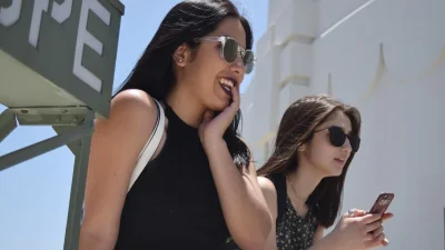 Η έφηβη κόρη σου είναι αδιάφορη για όλα & δεν υπακούει σε κανένα κανόνα; Δες τι λέει γι' αυτό ο ψυχολόγος