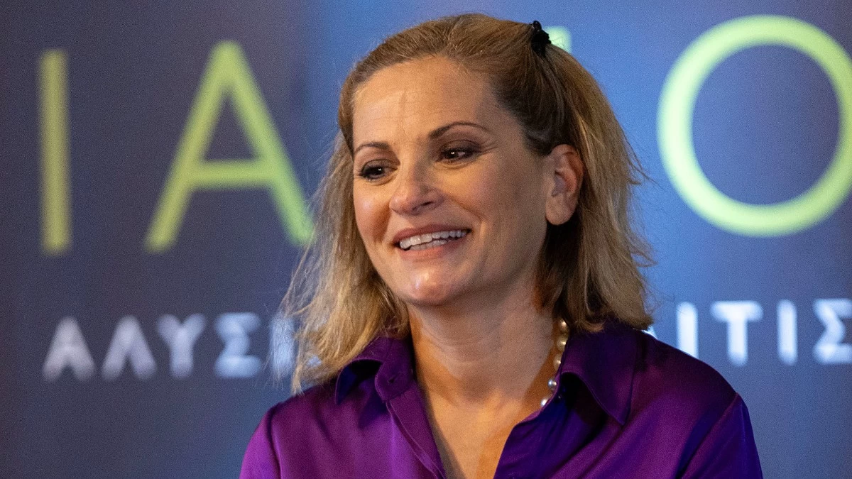 Θεοφανία Παπαθωμά: Με κόκκινο ολόσωμο μαγιό στην παραλία - Η πόζα της ξαπλωμένη στην άμμο