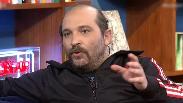 Θοδωρής Σκυφτούλης: «Ήμουν 5 χρονών, με σημαδεύουν με όπλο τα ΜΑΤ στα Εξάρχεια και η μάνα μου φωνάζει...»