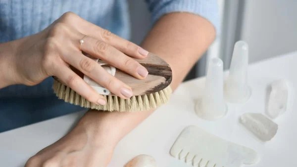 Dry brushing: Η τεχνική στην οποία ορκίζεται η Gwyneth Paltrow για τέλεια επιδερμίδα