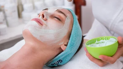 Απολέπιση το καλοκαίρι: Έτσι θα αποκτήσεις λαμπερή επιδερμίδα