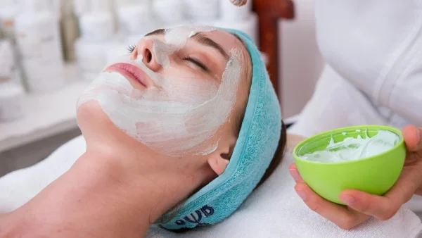 Απολέπιση το καλοκαίρι: Έτσι θα αποκτήσεις λαμπερή επιδερμίδα