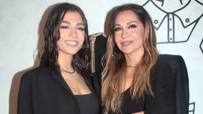 Δέσποινα Βανδή: Βραδινή βόλτα με την κόρη της, Μελίνα Νικολαΐδη - Περπατούσαν με ψηλοτάκουνα στο κέντρο της Αθήνας