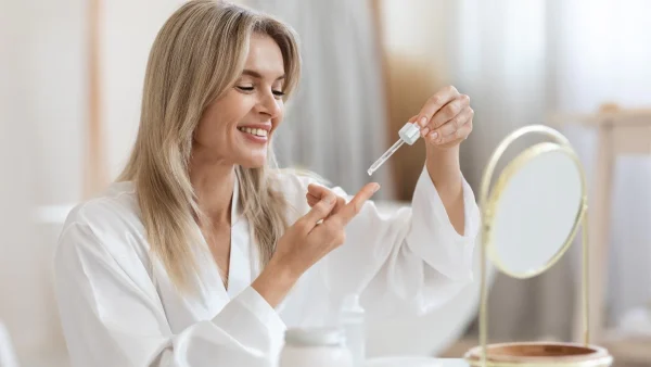 Με αυτό το αντιγηραντικό συστατικό θα πεις αντίο σε ρετινόλη & υαλουρονικό οξύ - Είναι ιδανικό για γυναίκες άνω των 40!