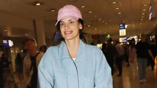 Χριστίνα Μπόμπα: Τα παιχνίδια την άμμο με τις δίδυμες κόρες της, Αριάνα και Φιλίππα (Φωτογραφία)