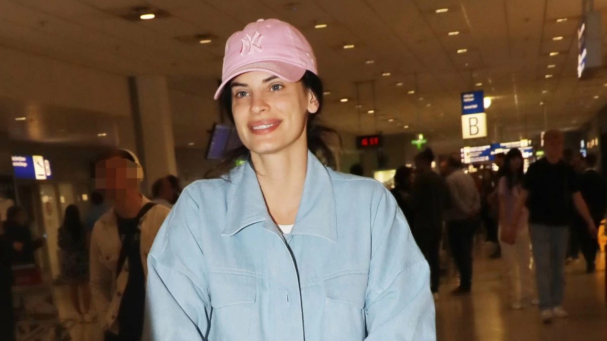 Χριστίνα Μπόμπα: Τα παιχνίδια την άμμο με τις δίδυμες κόρες της, Αριάνα και Φιλίππα (Φωτογραφία)