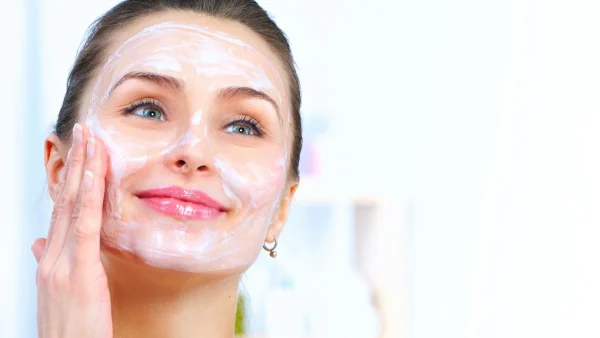 Δροσιστική μάσκα προσώπου με αγγούρι & γιαούρτι για αναζωογονημένη επιδερμίδα στο λεπτό!