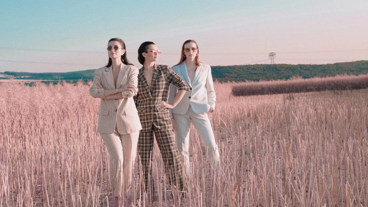 Αυτά τα "άκομψα" mules είναι η τελευταία εμμονή των fashionistas