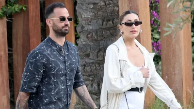 Άρης Σοϊλέδης & Μαριλίνα Κυπαρίσση: Δεν κρύβουν τον έρωτά τους – Ποζάρουν αγκαλιά και ανταλλάζουν φιλιά