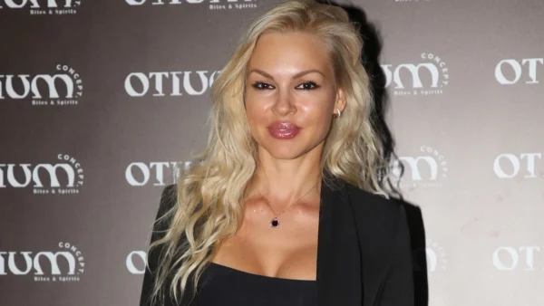 Βίκυ Κάβουρα: Ποζάρει με μπικίνι 3,5 εβδομάδες από τον τοκετό της - Έχασε σχεδόν όλα τα κιλά της εγκυμοσύνης