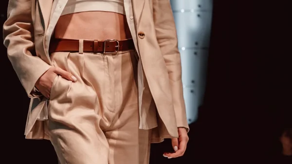 Αυτά είναι τα τέλεια παπούτσια για να συνδυάσεις το λινό παντελόνι του καλοκαιριού