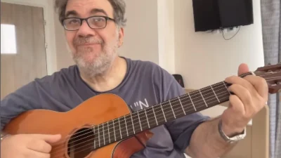 Δημήτρης Σταρόβας: Παίζει κιθάρα 1 μήνα από το εγκεφαλικό επεισόδιο - Συγκίνηση με το νέο βίντεο του