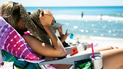 Αξεσουάρ με χάντρες: Η νοσταλγική τάση από την παιδική μας ηλικία επιστρέφει το καλοκαίρι του 2024