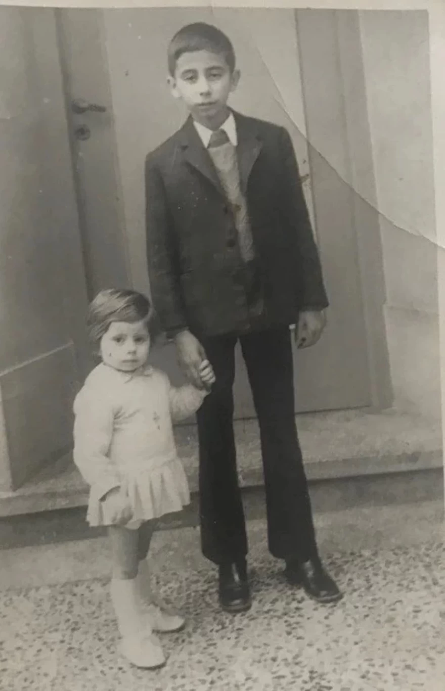 Η Ζήνα Κουτσελίνη με τον αδερφό της που πέθανε