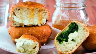 Λαχταριστές αγνόπιτες τηγανιού με μπόλικο λιωμένο τυρί, μάραθο και κρεμμυδάκι