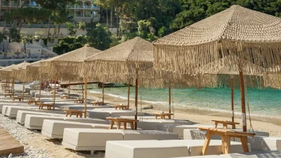 Akron Beach bar-restaurant: Για μπάνιο, φαγητό και ποτό στην Παλαιοκαστρίτσα