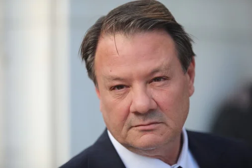 Απόστολος Λύτρας: Σάλος με το βίντεο που κυκλοφορεί στα social media έξω από το δικαστήριο - «Μας κοροϊδεύει μπροστά στα μούτρα μας»