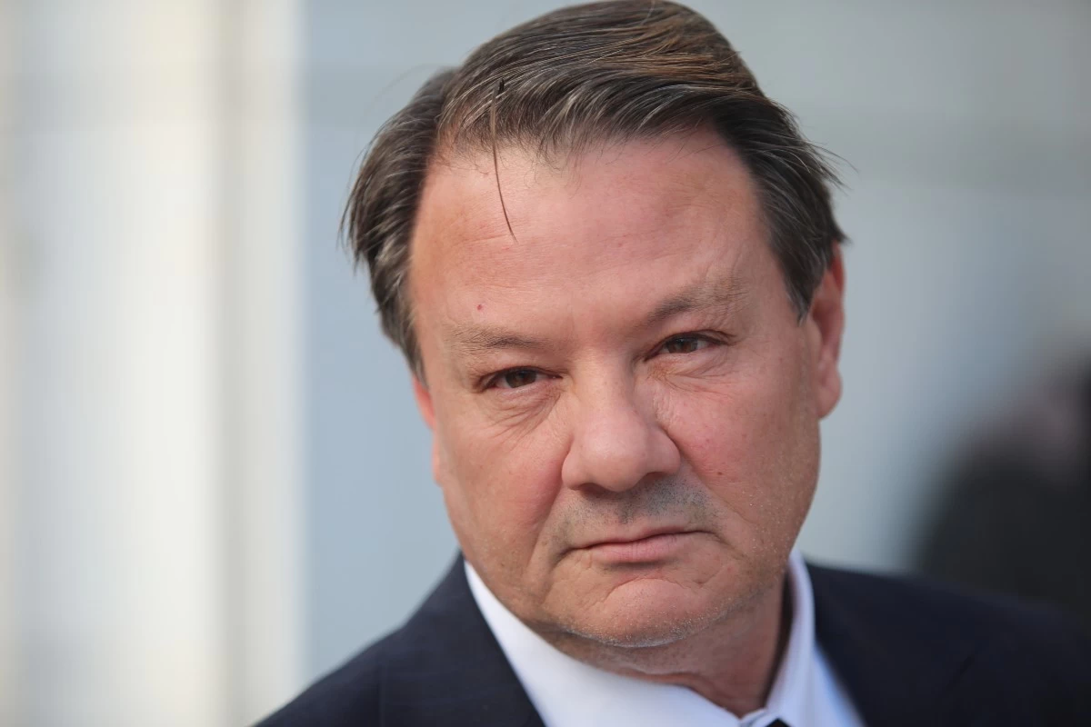 Απόστολος Λύτρας: Σάλος με το βίντεο που κυκλοφορεί στα social media έξω από το δικαστήριο - «Μας κοροϊδεύει μπροστά στα μούτρα μας»