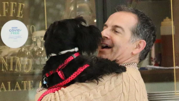 Συγκινεί ο Άρης Καβατζίκης: «Έχω βιώσει την απώλεια μητέρας και αδερφού και το “γιατί σε μένα” δεν μου έφυγε ποτέ»