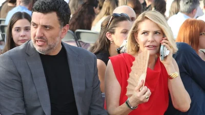 Βασίλης Κικίλιας: Έριξε την ψήφο του μαζί με την Τζένη Μπαλατσινού - Εντυπωσίασε με το μακρύ φλοράλ φόρεμά της