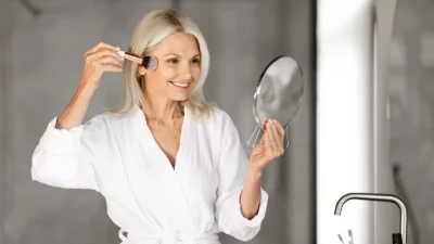 Είσαι άνω των 40; Έτσι θα απλώσεις το ρουζ για να ανορθώσεις το πρόσωπο & να κρύψεις τις ρυτίδες!