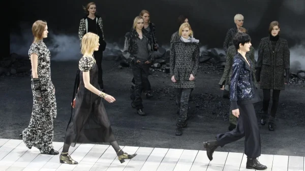 Παριζιάνικη μεγαλοπρέπεια του 19ου αιώνα: Η επίδειξη μόδας της Chanel ήταν μια ωδή στον ταφτά και τα βελούδα