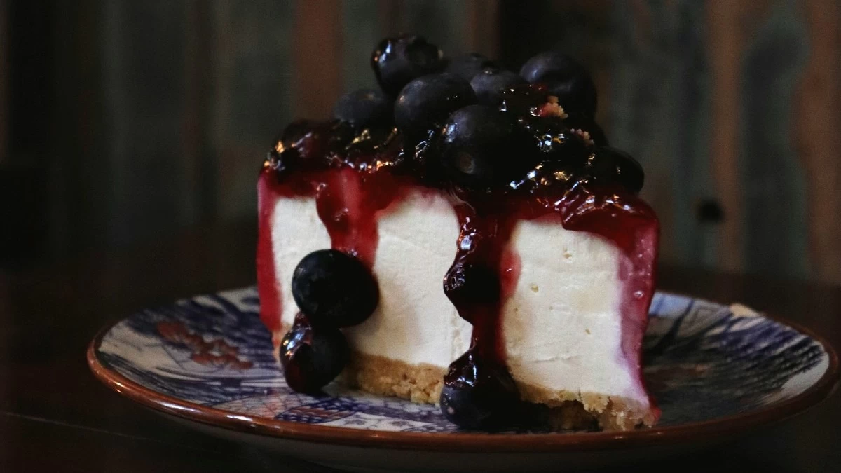 Cheesecake βύσσινο: Το κόλπο στην τεχνική κοπής για να μην διαλυθεί το κομμάτι - 7 μυστικά για να μοιάζει με αυτά των ζαχαροπλαστείων