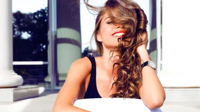 Curly hair don't care! Ανακάλυψε τους τρόπους για να φροντίσεις τέλεια τα σγουρά μαλλιά σου & το καλοκαίρι!