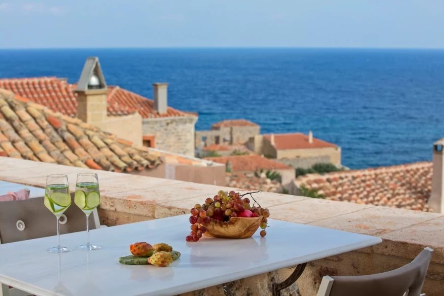 Χρυσόβουλο εστιατόριο Μονεμβασιά μπαλκόνι