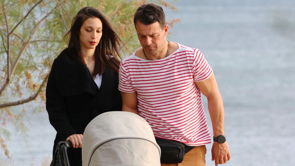 Γιώργος Αγγελόπουλος: Η φωτογραφία από το σπίτι της μητέρα του στην Σκιάθο - Το ταξίδι με την Βαμβακούση και το μωρό